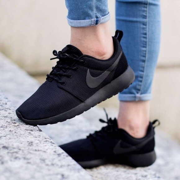 nike roshe triple black